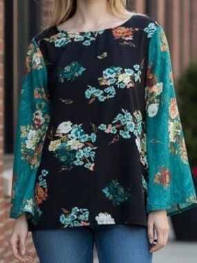 Pretty Chico's Floral Shirt 19” p2p